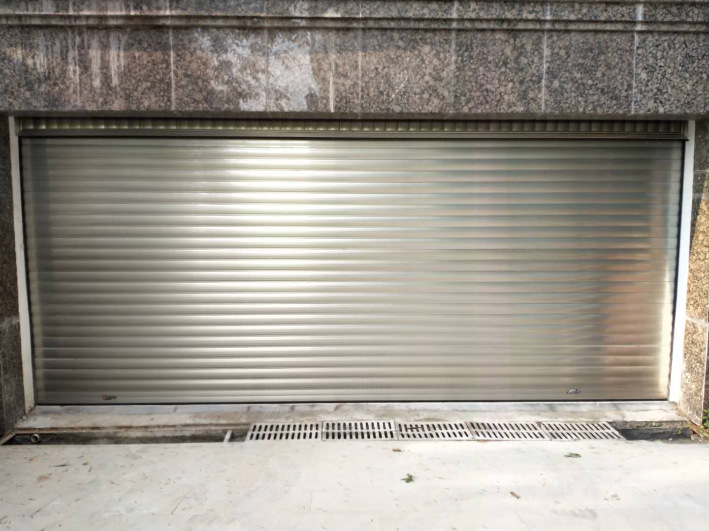 济南车库门泛起脱轴问题怎么解决？？